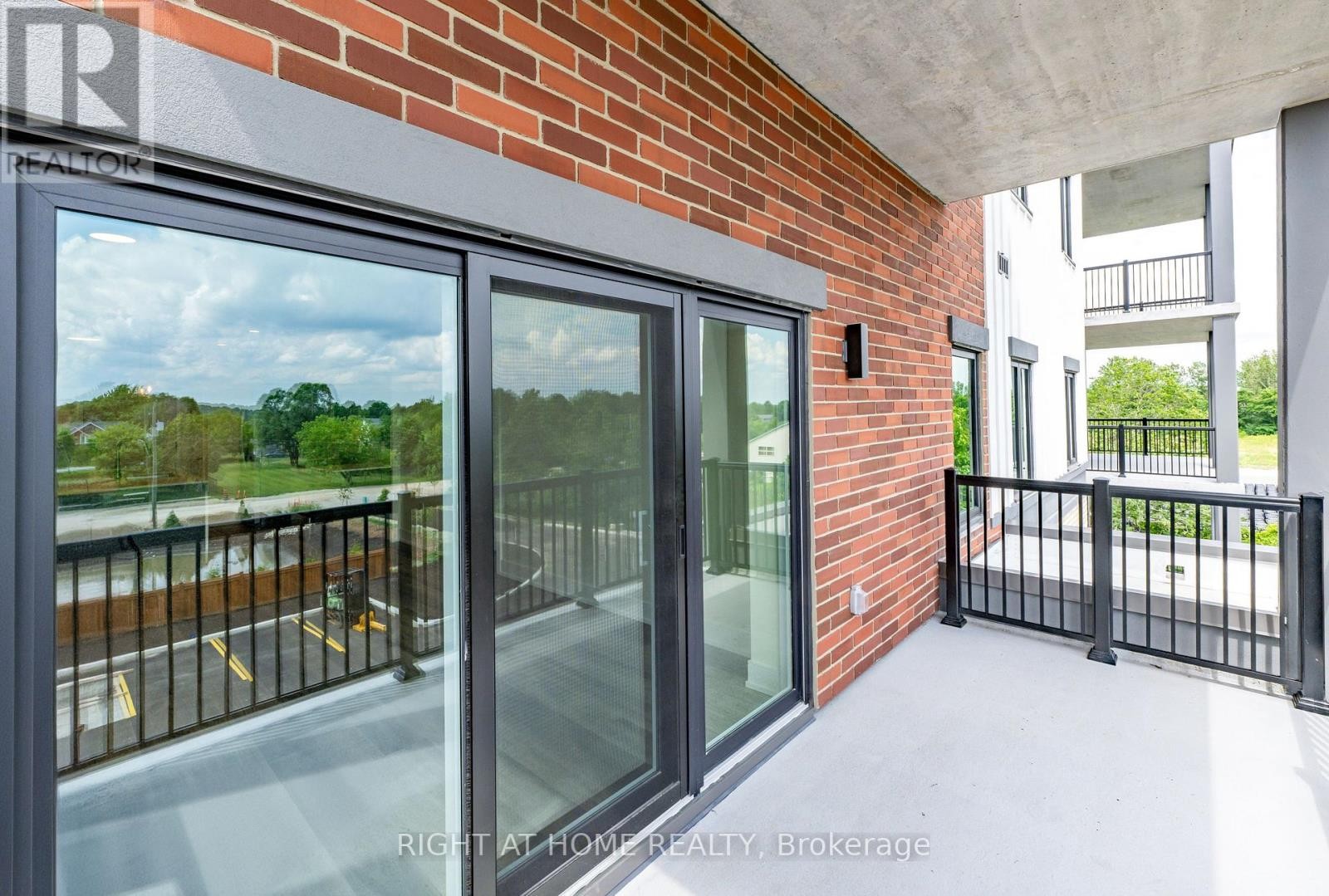 












321 - 121 MARY STREET

,
Clearview (Creemore),




Ontario
L0M1G0

