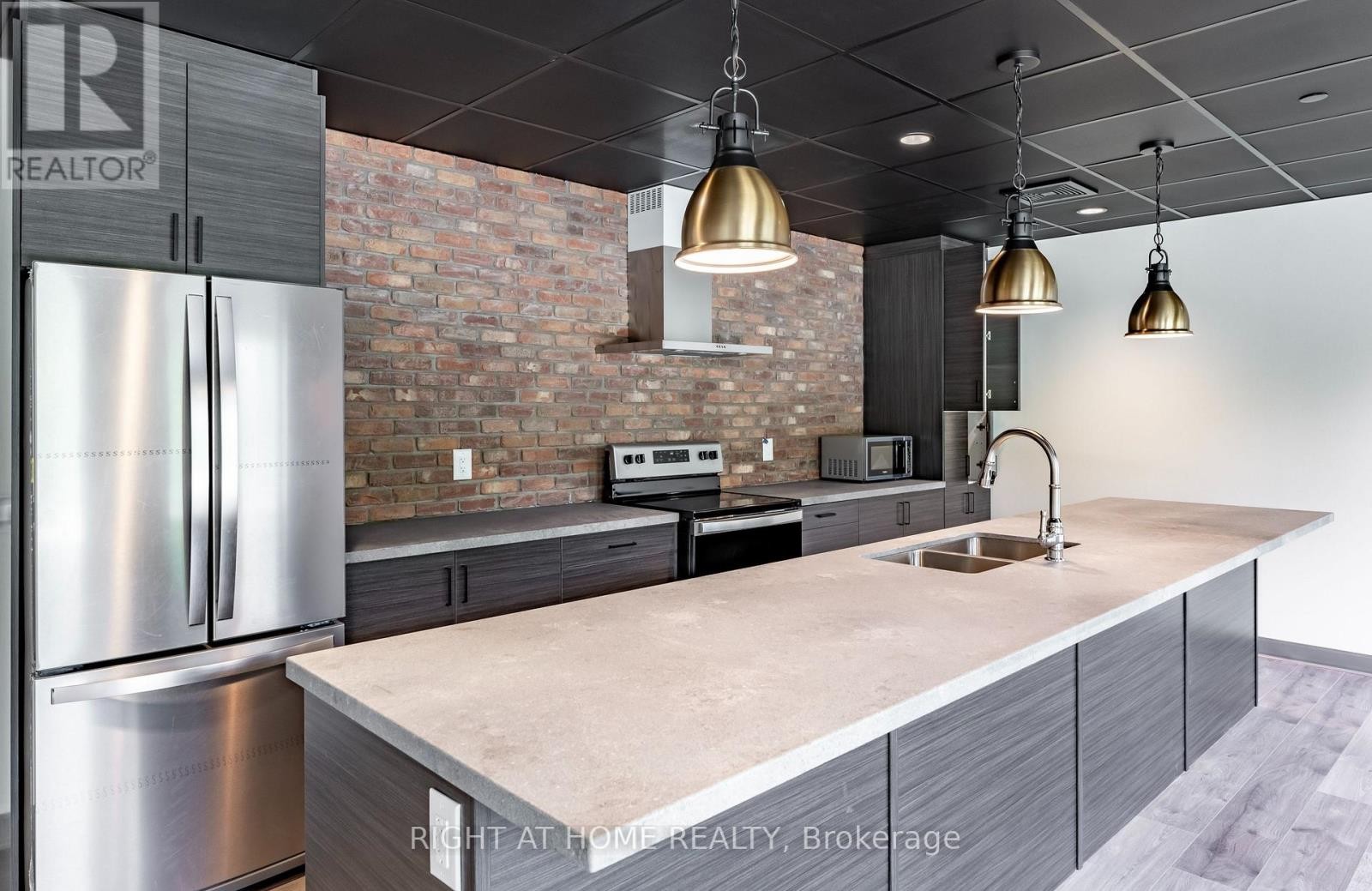 












321 - 121 MARY STREET

,
Clearview (Creemore),




Ontario
L0M1G0

