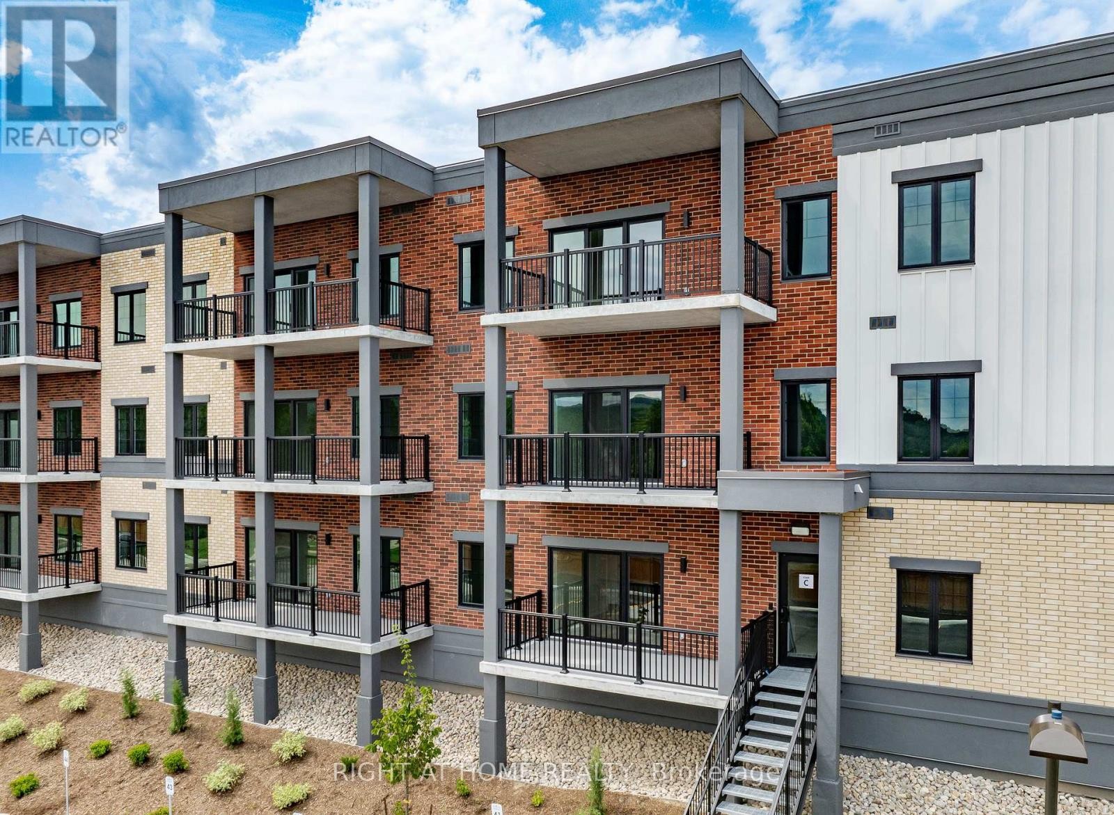 












321 - 121 MARY STREET

,
Clearview (Creemore),




Ontario
L0M1G0

