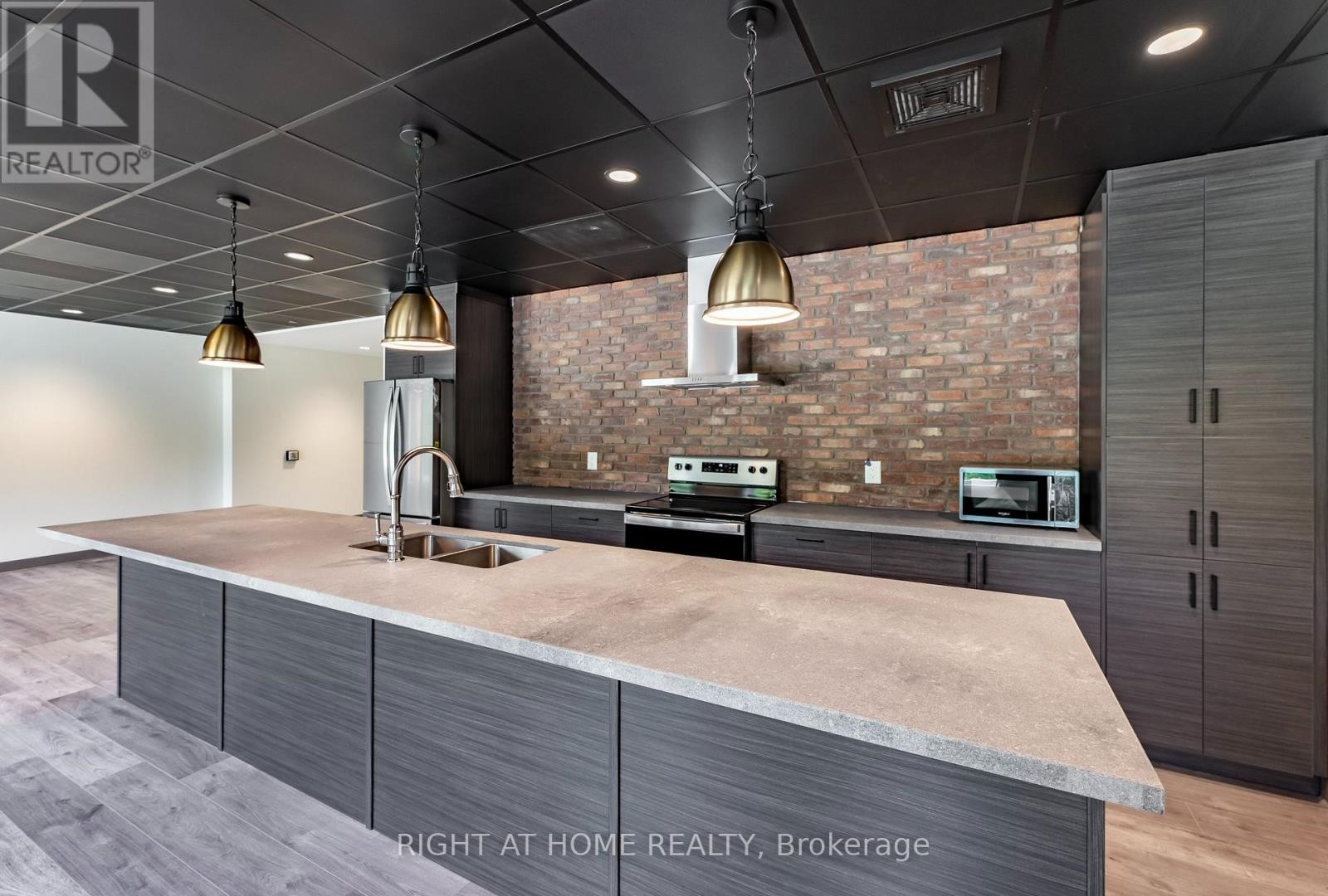 












321 - 121 MARY STREET

,
Clearview (Creemore),




Ontario
L0M1G0

