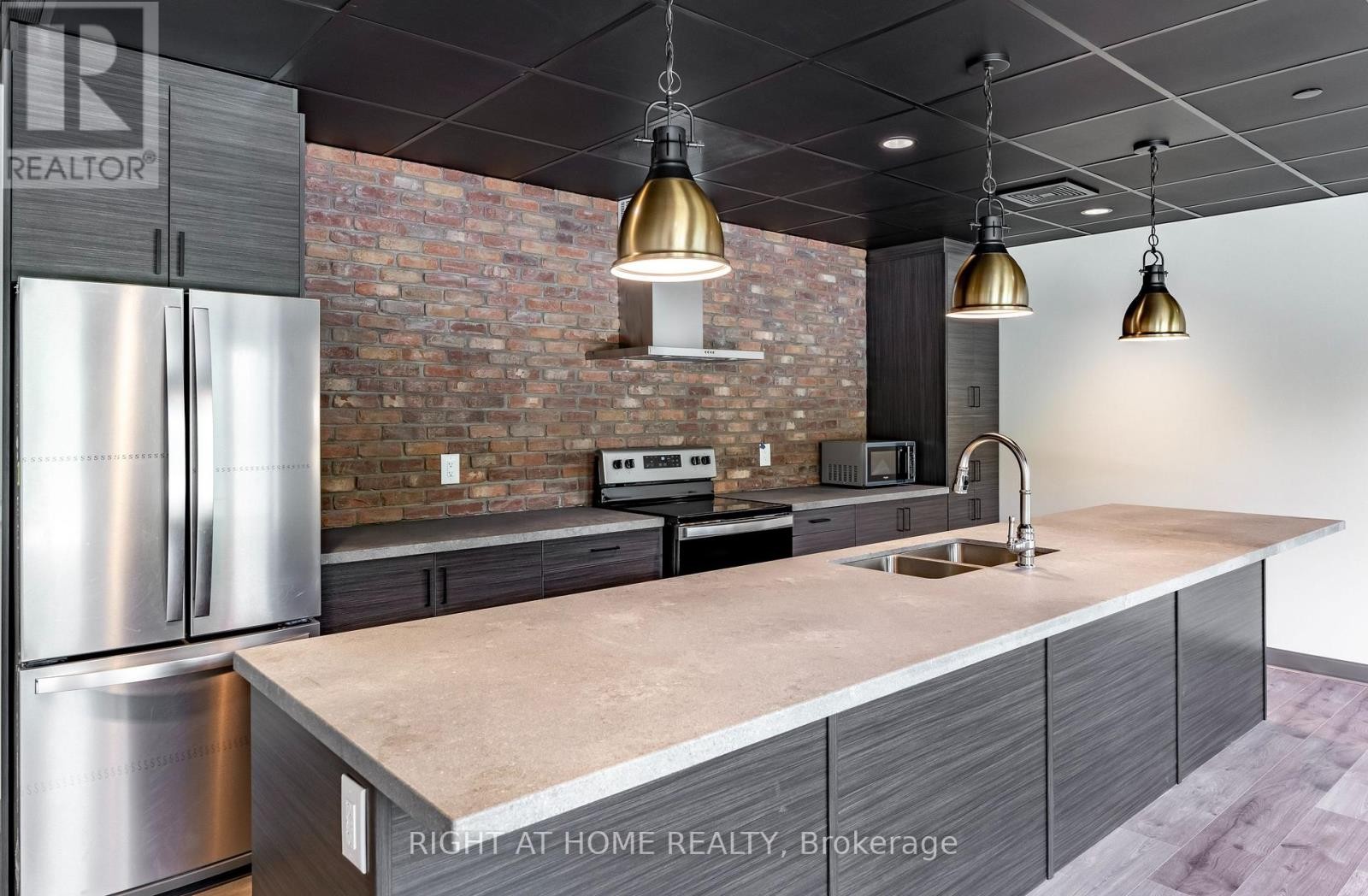 












321 - 121 MARY STREET

,
Clearview (Creemore),




Ontario
L0M1G0

