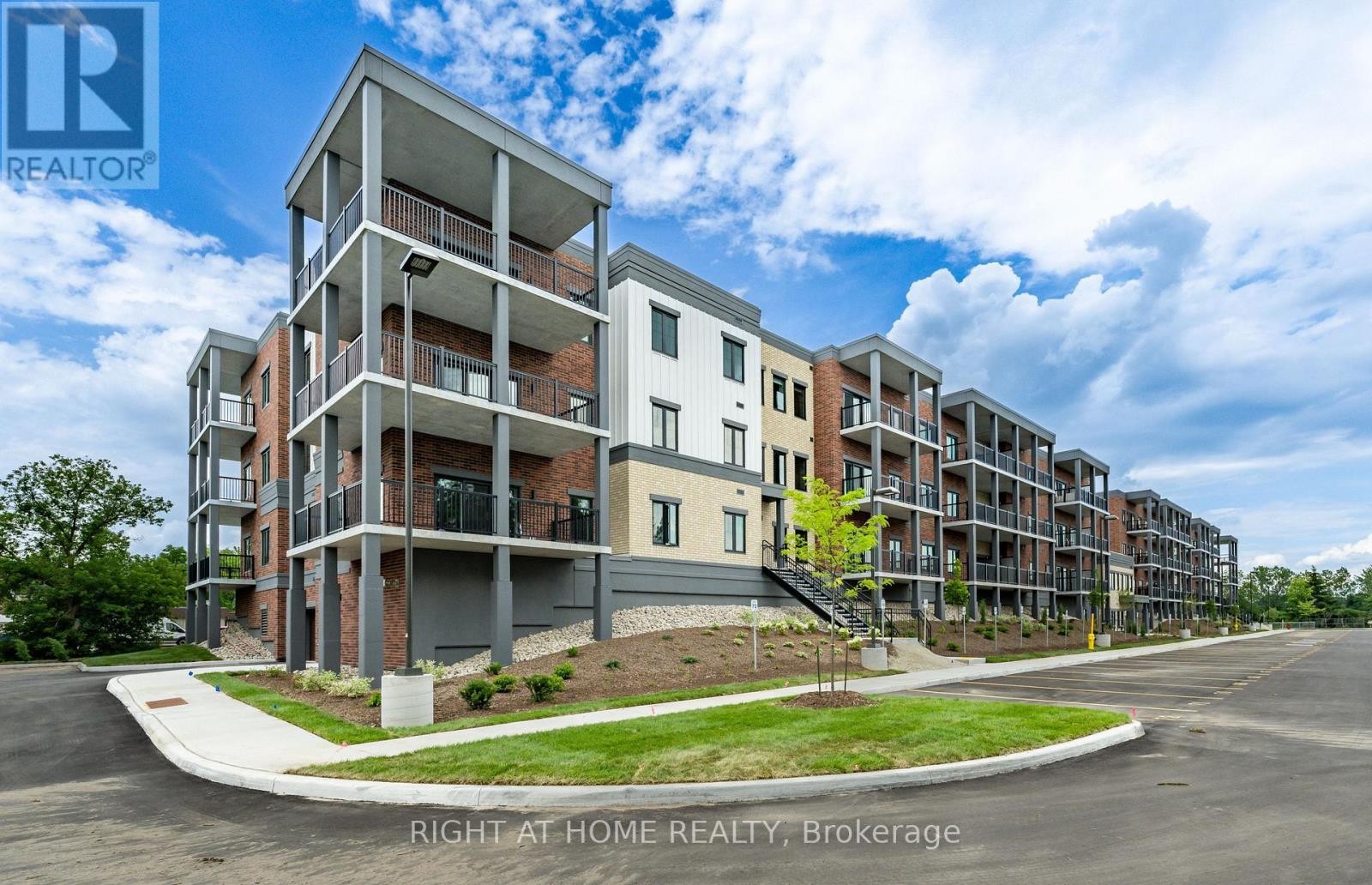 












321 - 121 MARY STREET

,
Clearview (Creemore),




Ontario
L0M1G0

