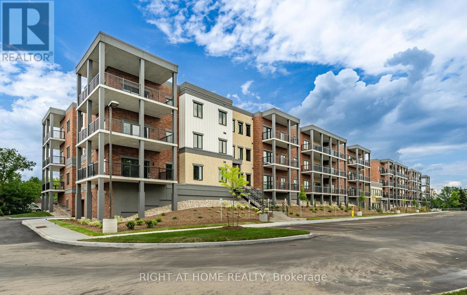 












321 - 121 MARY STREET

,
Clearview (Creemore),




Ontario
L0M1G0

