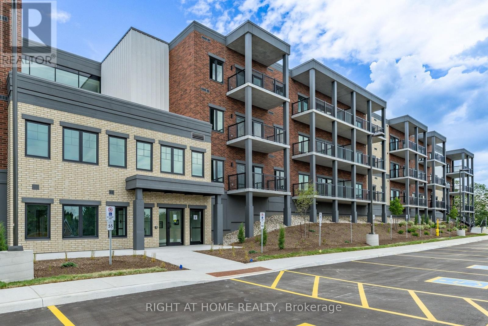 












321 - 121 MARY STREET

,
Clearview (Creemore),




Ontario
L0M1G0

