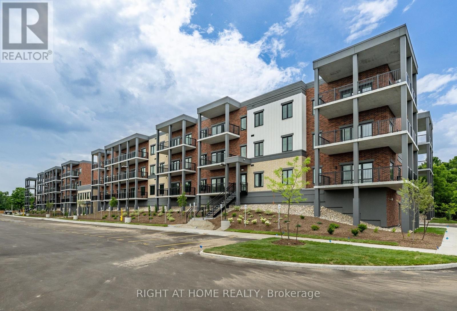 












321 - 121 MARY STREET

,
Clearview (Creemore),




Ontario
L0M1G0

