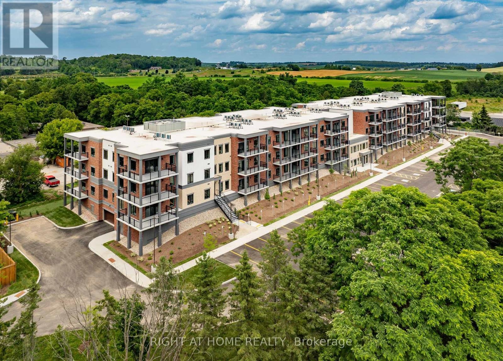 












321 - 121 MARY STREET

,
Clearview (Creemore),




Ontario
L0M1G0

