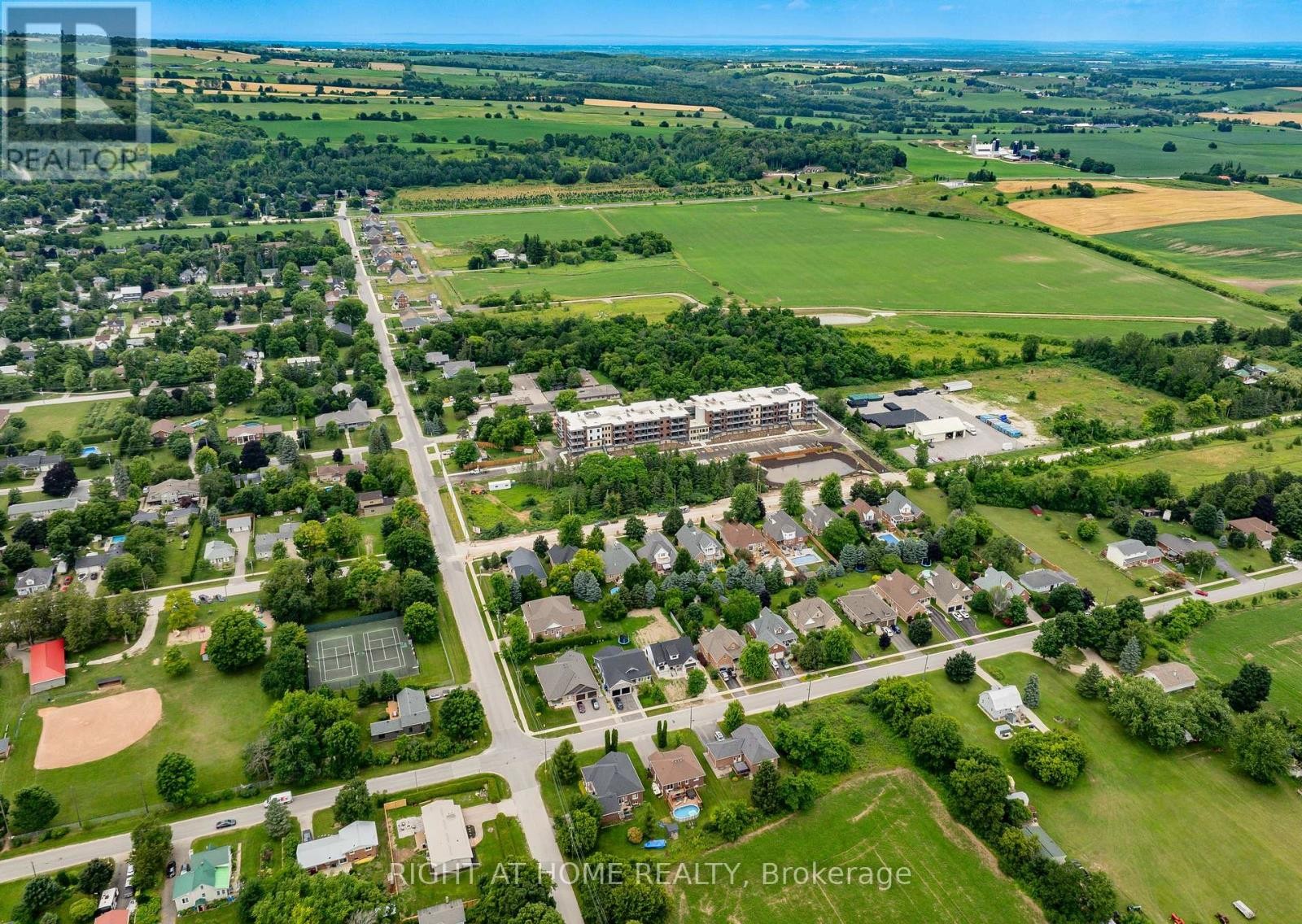 












321 - 121 MARY STREET

,
Clearview (Creemore),




Ontario
L0M1G0

