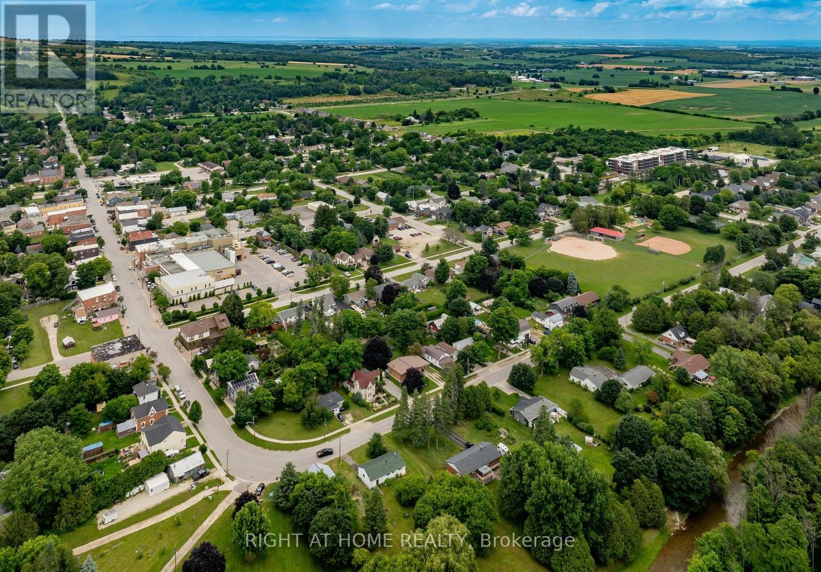 












321 - 121 MARY STREET

,
Clearview (Creemore),




Ontario
L0M1G0

