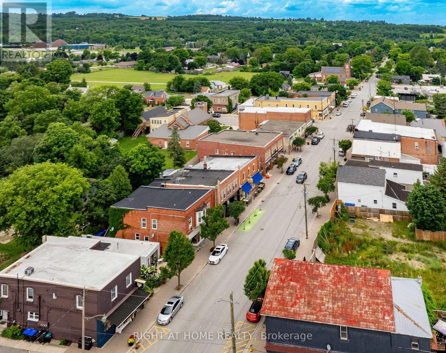 












321 - 121 MARY STREET

,
Clearview (Creemore),




Ontario
L0M1G0

