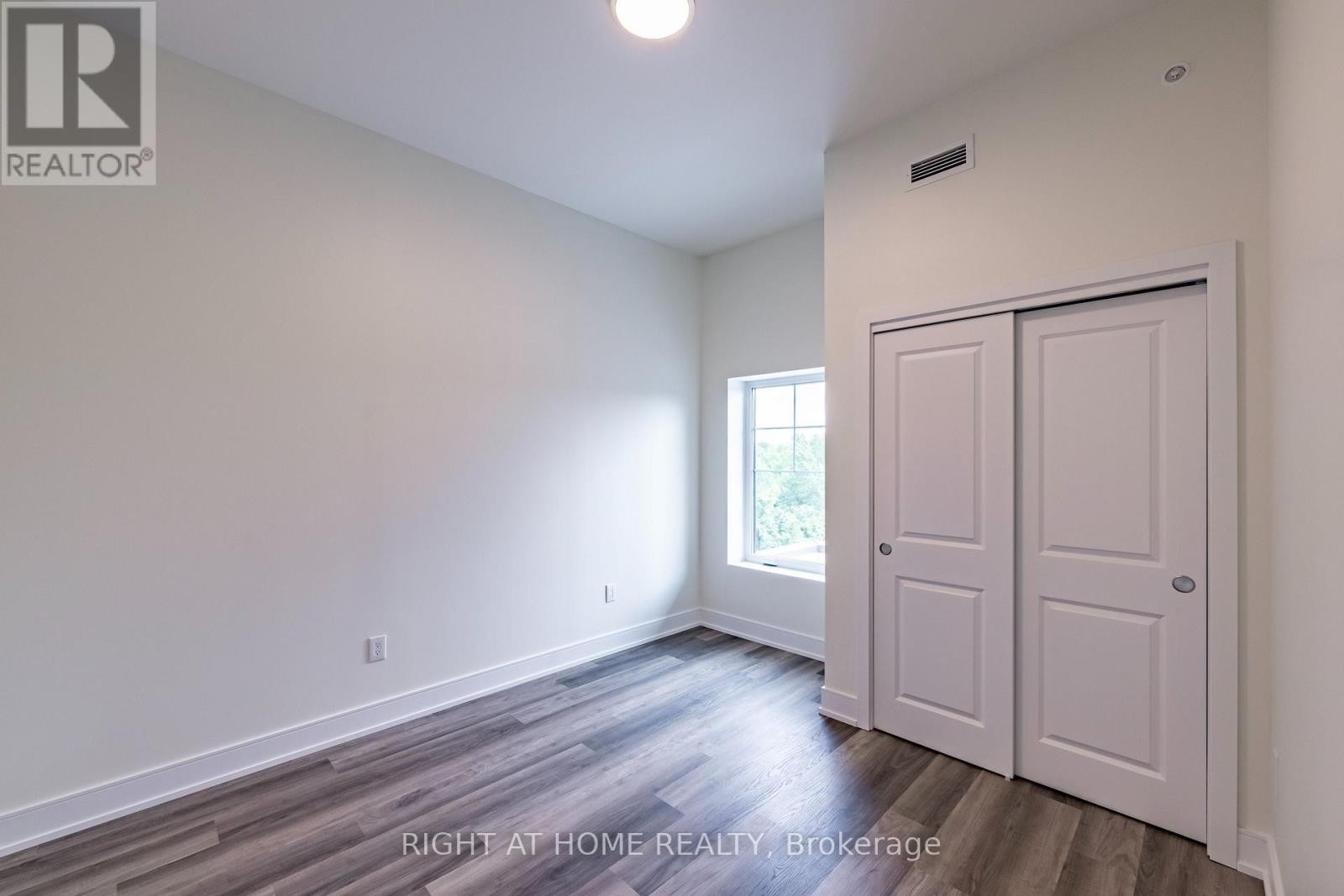 












321 - 121 MARY STREET

,
Clearview (Creemore),




Ontario
L0M1G0

