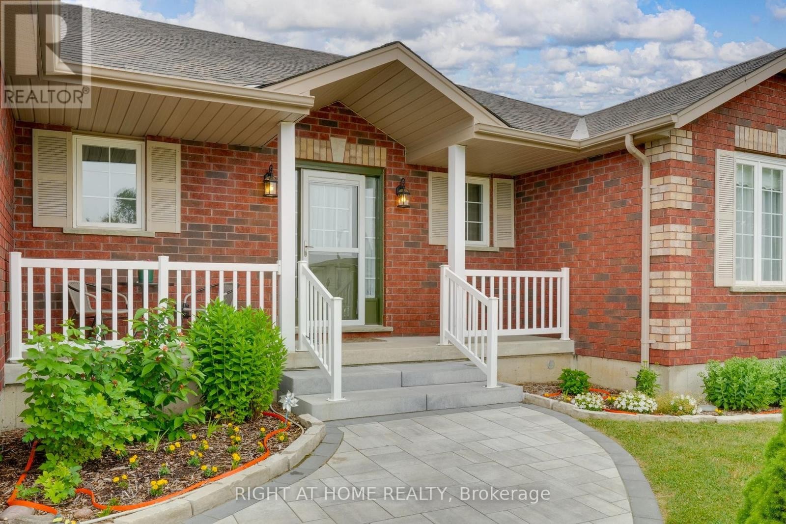 












16 O'NEILL CIRCLE

,
Springwater (Phelpston),




Ontario
L0L2K0

