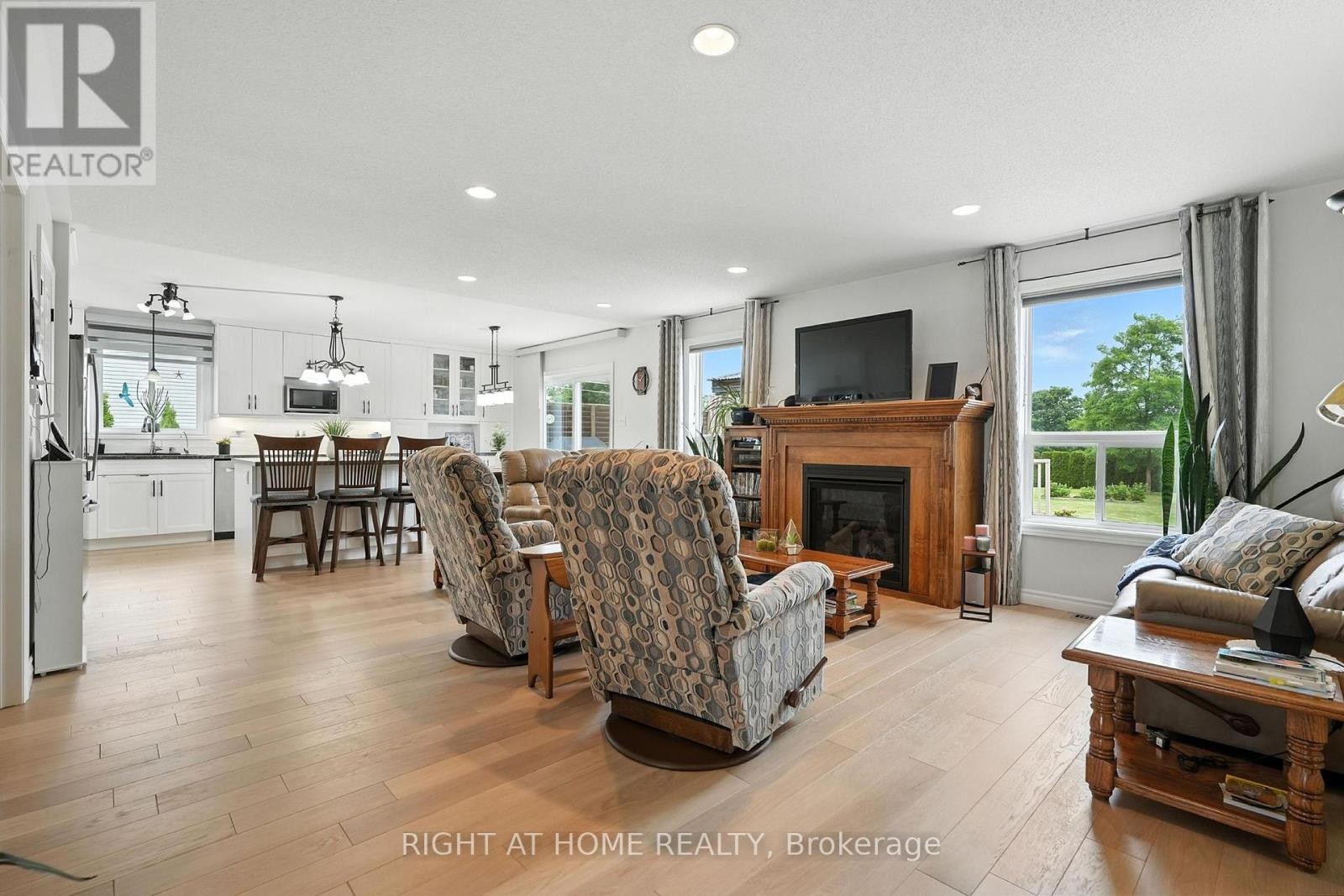 












16 O'NEILL CIRCLE

,
Springwater (Phelpston),




Ontario
L0L2K0

