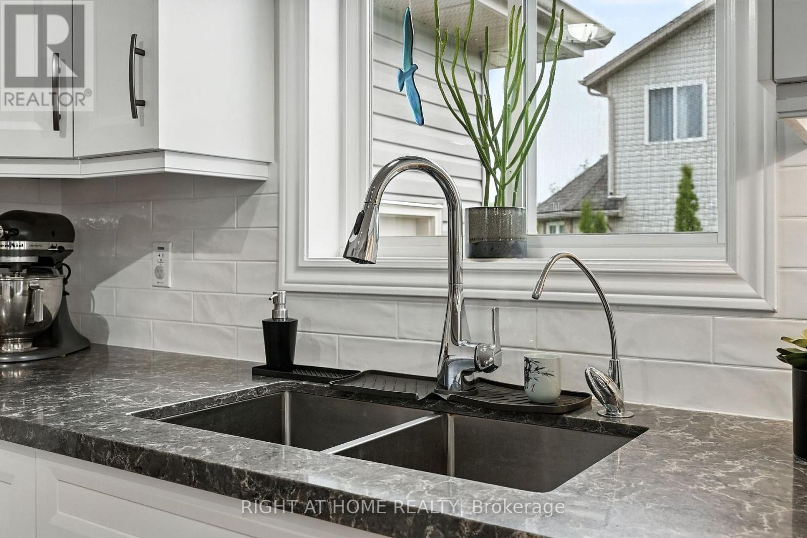 












16 O'NEILL CIRCLE

,
Springwater (Phelpston),




Ontario
L0L2K0

