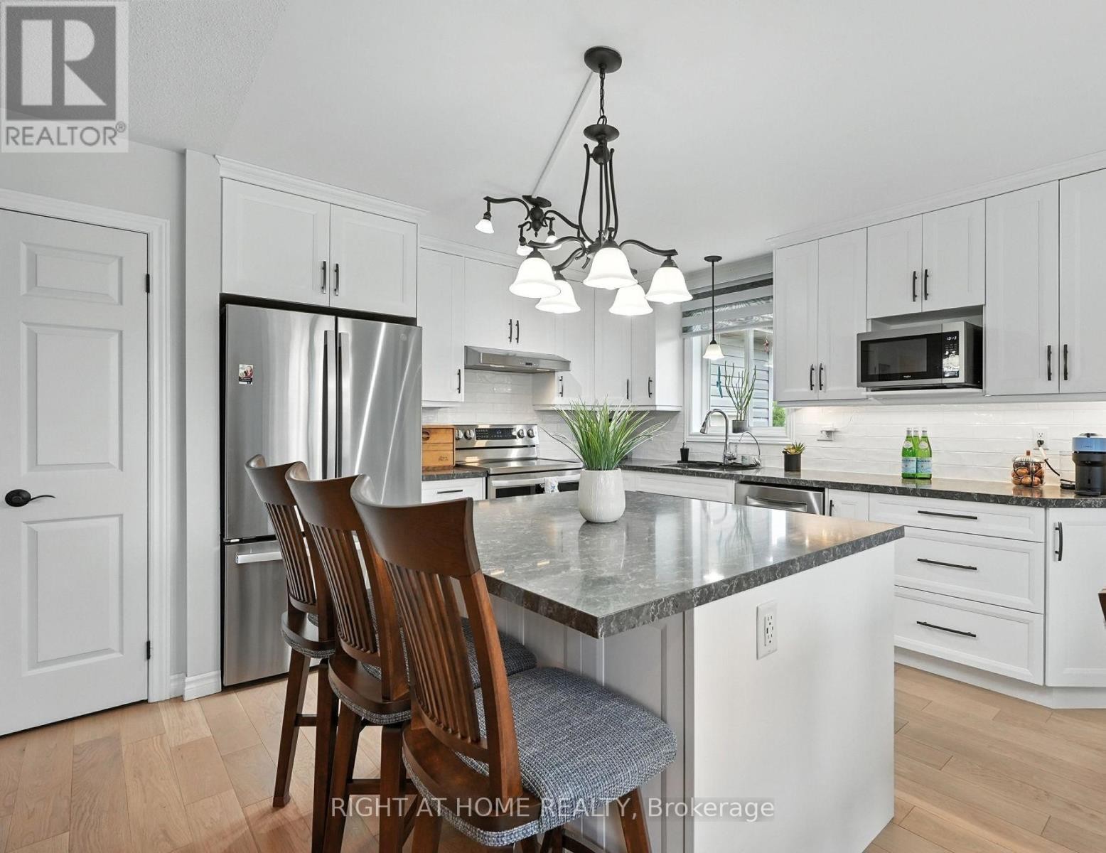 












16 O'NEILL CIRCLE

,
Springwater (Phelpston),




Ontario
L0L2K0

