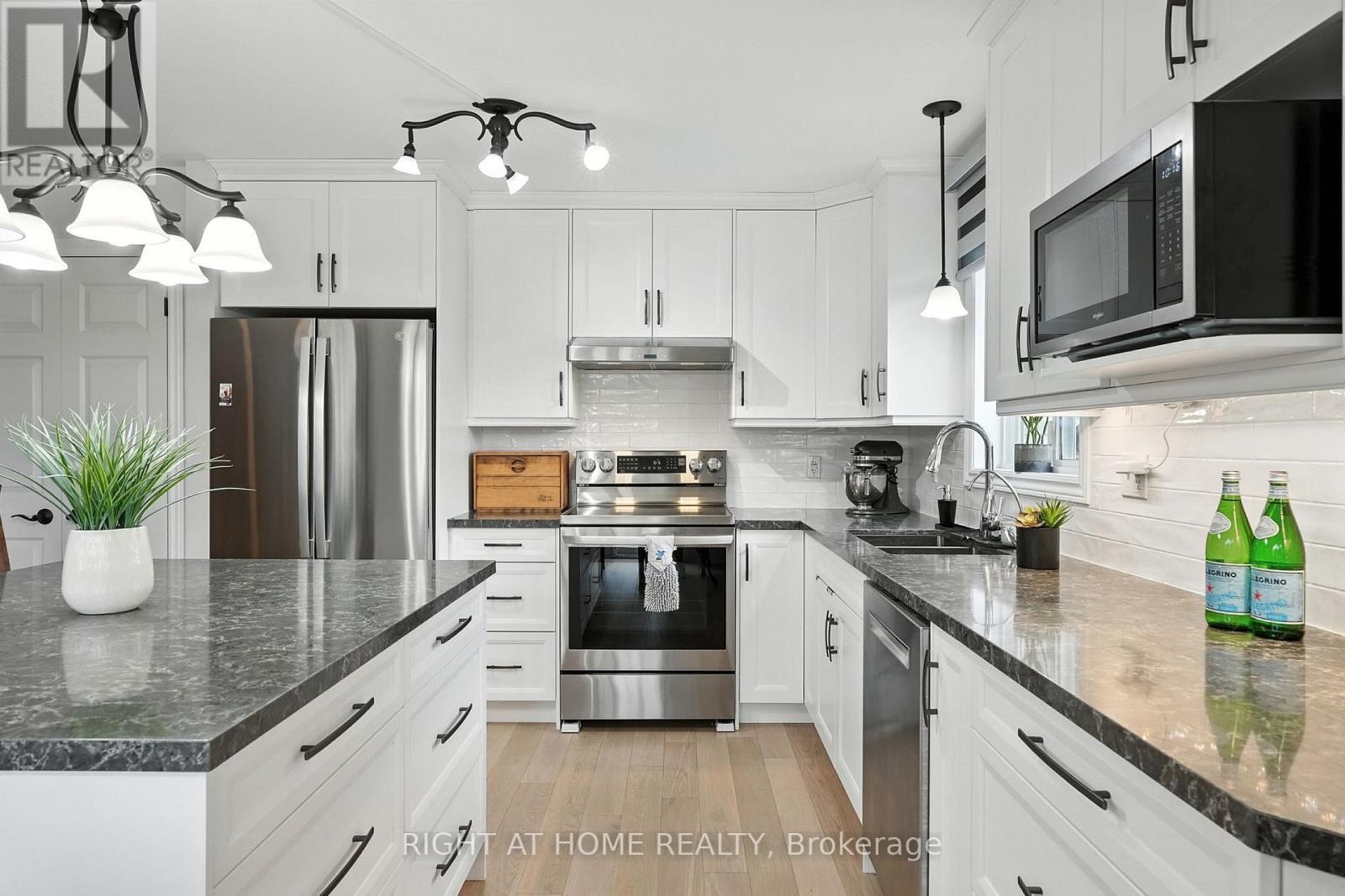 












16 O'NEILL CIRCLE

,
Springwater (Phelpston),




Ontario
L0L2K0

