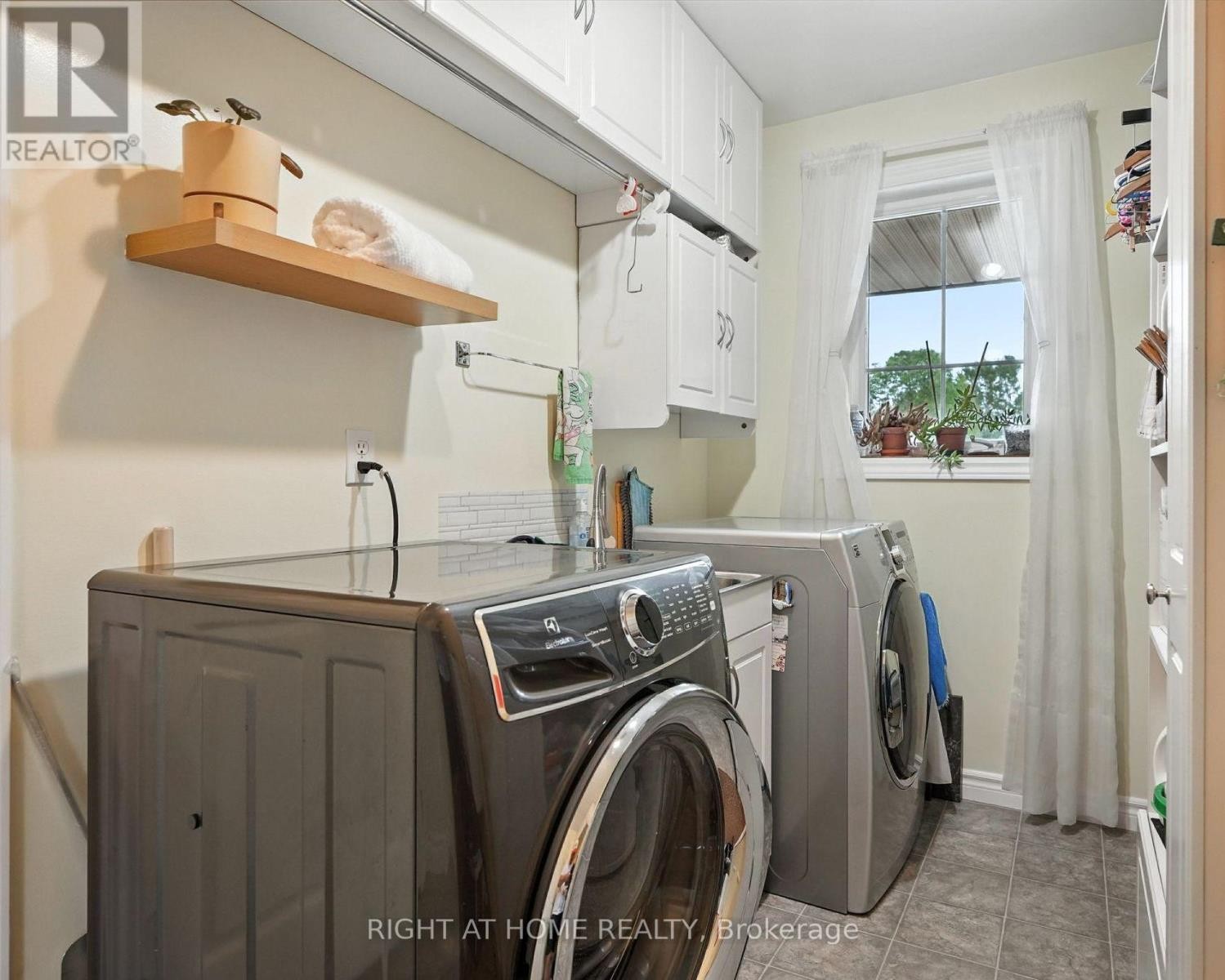 












16 O'NEILL CIRCLE

,
Springwater (Phelpston),




Ontario
L0L2K0

