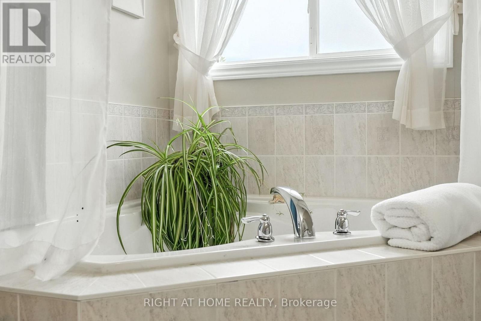 












16 O'NEILL CIRCLE

,
Springwater (Phelpston),




Ontario
L0L2K0

