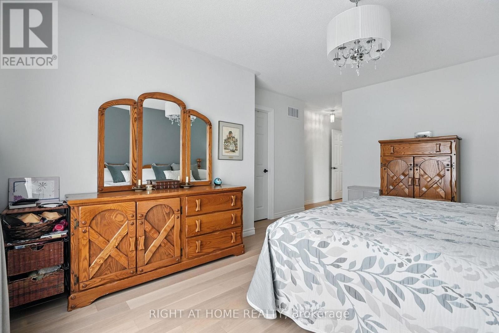 












16 O'NEILL CIRCLE

,
Springwater (Phelpston),




Ontario
L0L2K0

