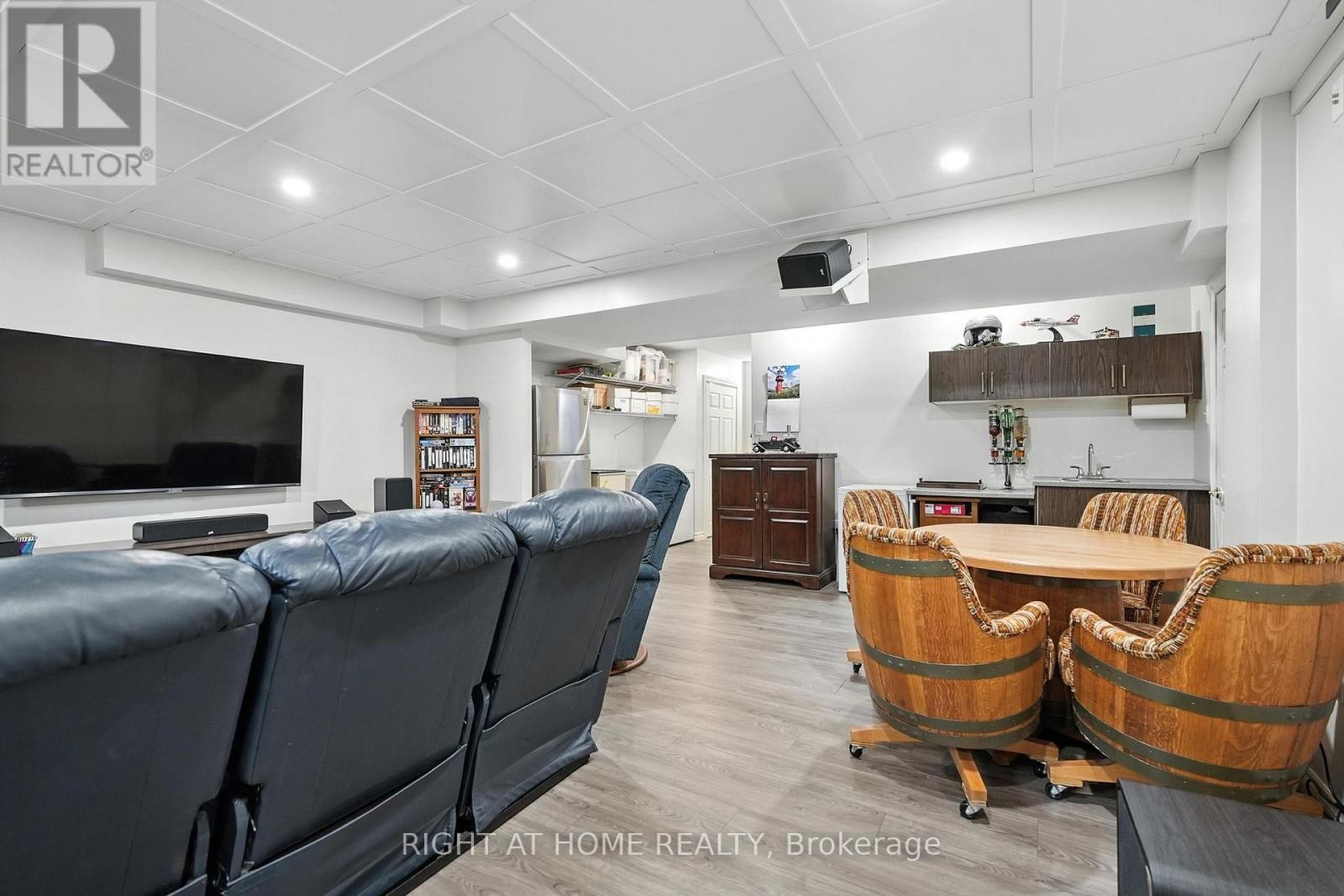 












16 O'NEILL CIRCLE

,
Springwater (Phelpston),




Ontario
L0L2K0

