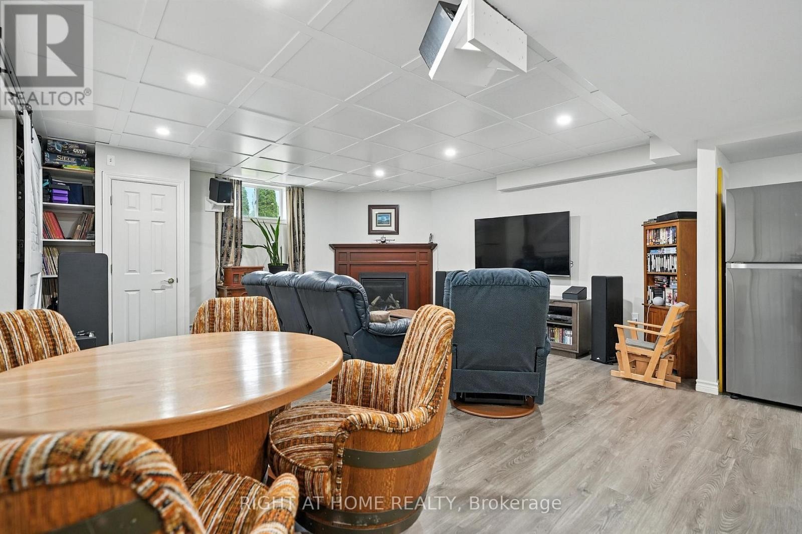 












16 O'NEILL CIRCLE

,
Springwater (Phelpston),




Ontario
L0L2K0

