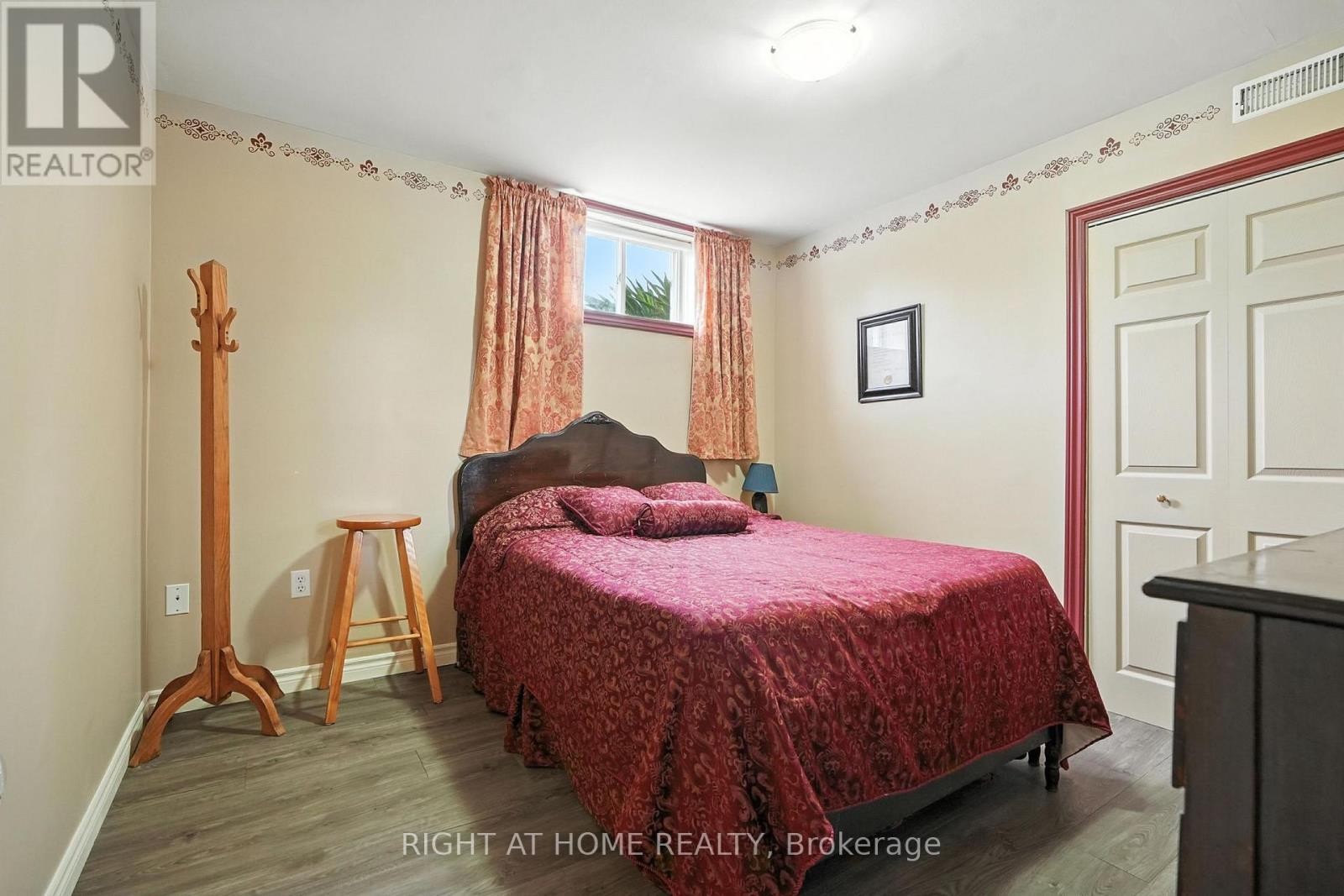 












16 O'NEILL CIRCLE

,
Springwater (Phelpston),




Ontario
L0L2K0

