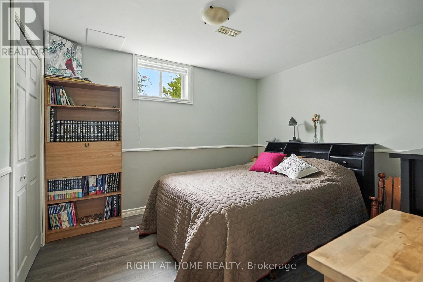 












16 O'NEILL CIRCLE

,
Springwater (Phelpston),




Ontario
L0L2K0

