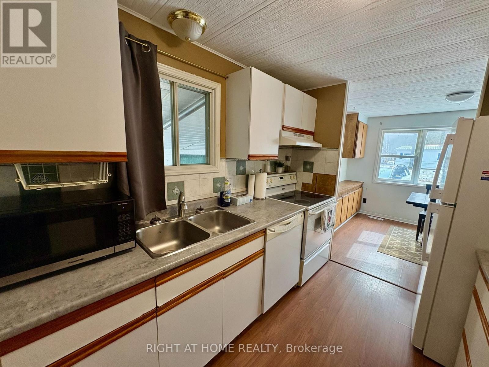












14 SINCLAIR AVENUE S

,
Wasaga Beach,




Ontario
L9Z1K3

