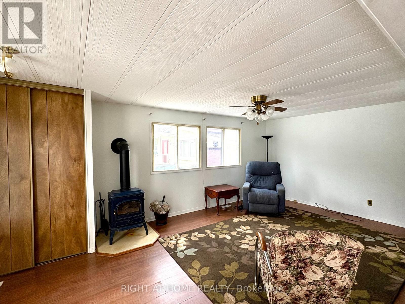 












14 SINCLAIR AVENUE S

,
Wasaga Beach,




Ontario
L9Z1K3


