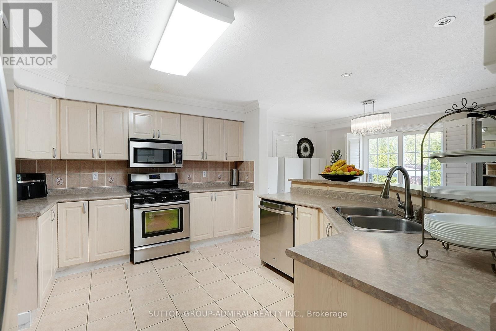 












46 BALMORAL PLACE

,
Barrie (Innis-Shore),




Ontario
L4N0Y9

