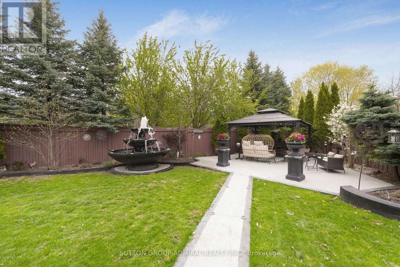 












46 BALMORAL PLACE

,
Barrie (Innis-Shore),




Ontario
L4N0Y9

