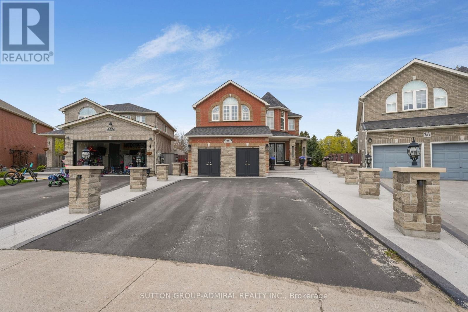 












46 BALMORAL PLACE

,
Barrie (Innis-Shore),




Ontario
L4N0Y9

