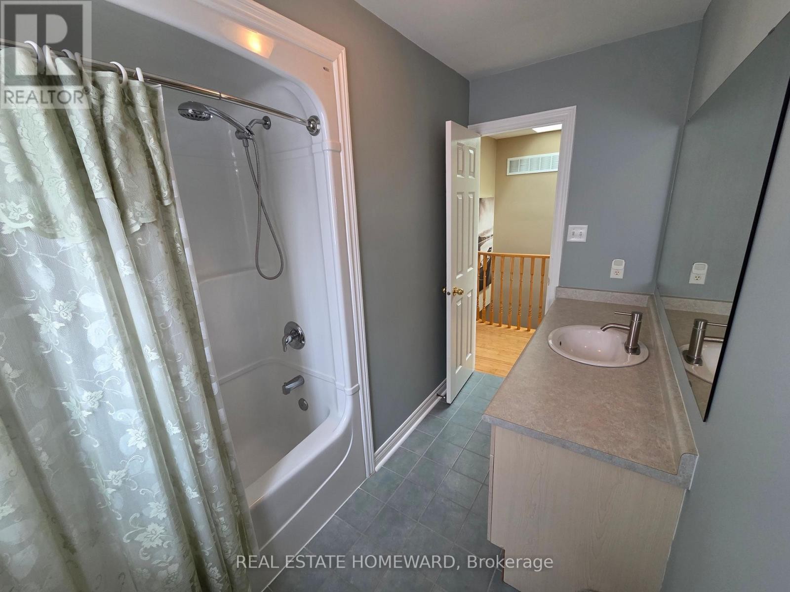 












139 BIRKHALL PLACE

,
Barrie (Innis-Shore),




Ontario
L4N0K7

