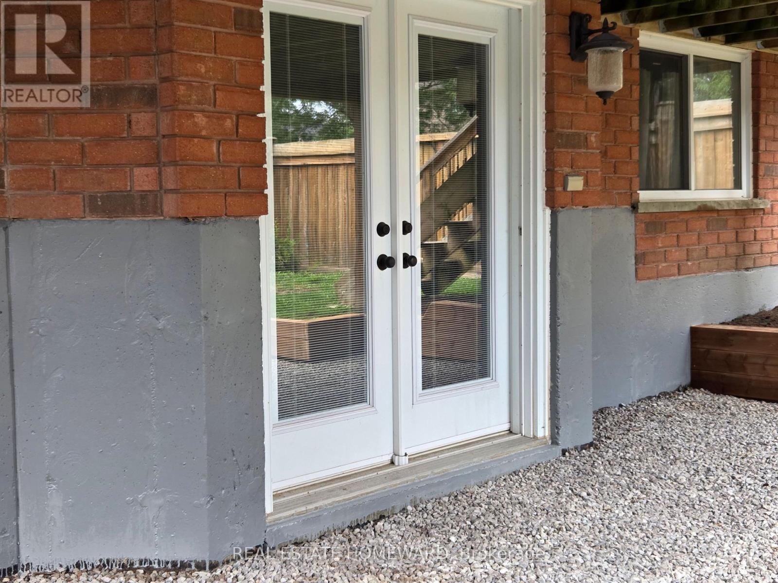 












139 BIRKHALL PLACE

,
Barrie (Innis-Shore),




Ontario
L4N0K7

