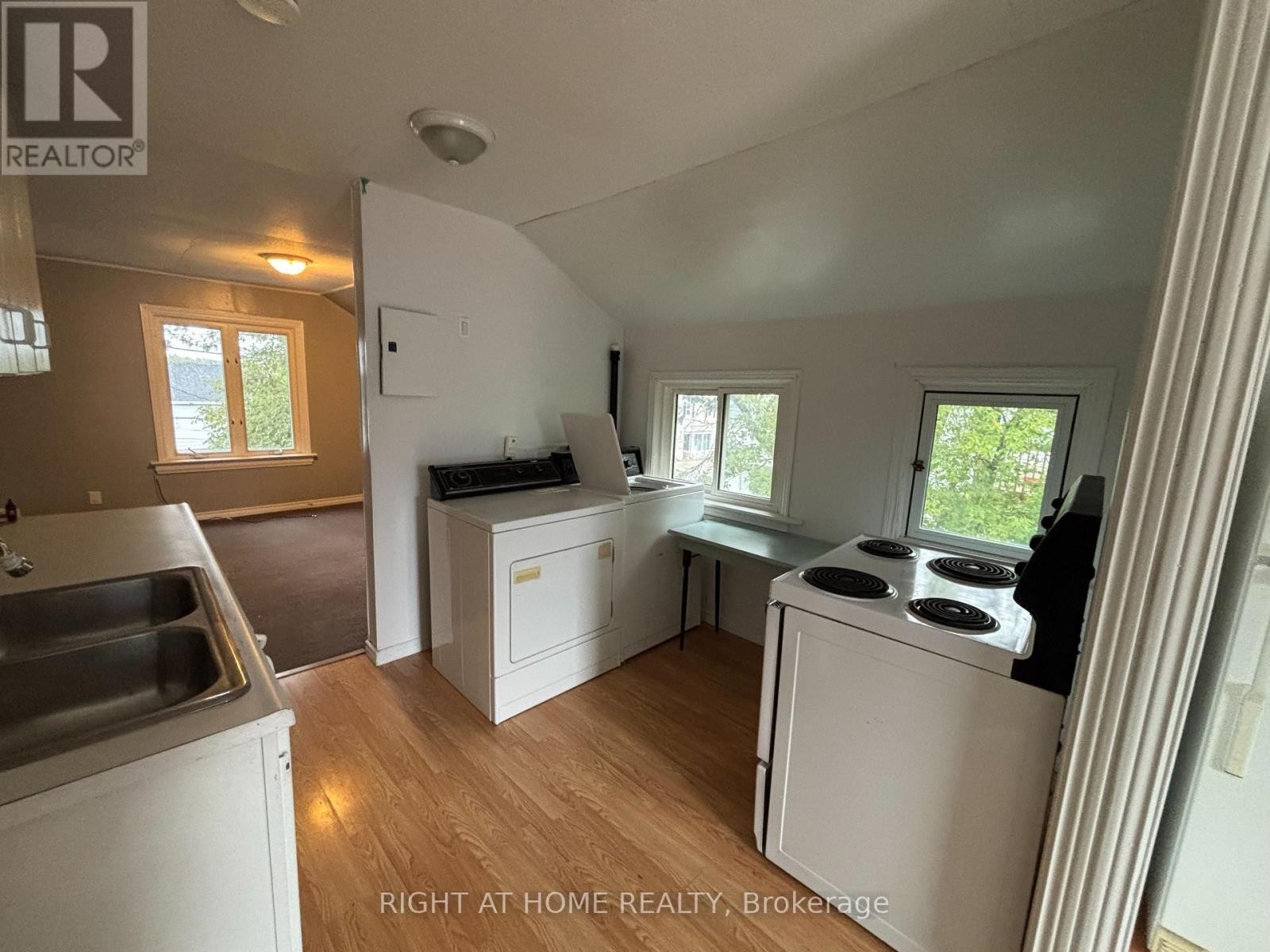 












58 SECOND STREET E

,
Kirkland Lake (KL & Area),




Ontario
P2N1R5

