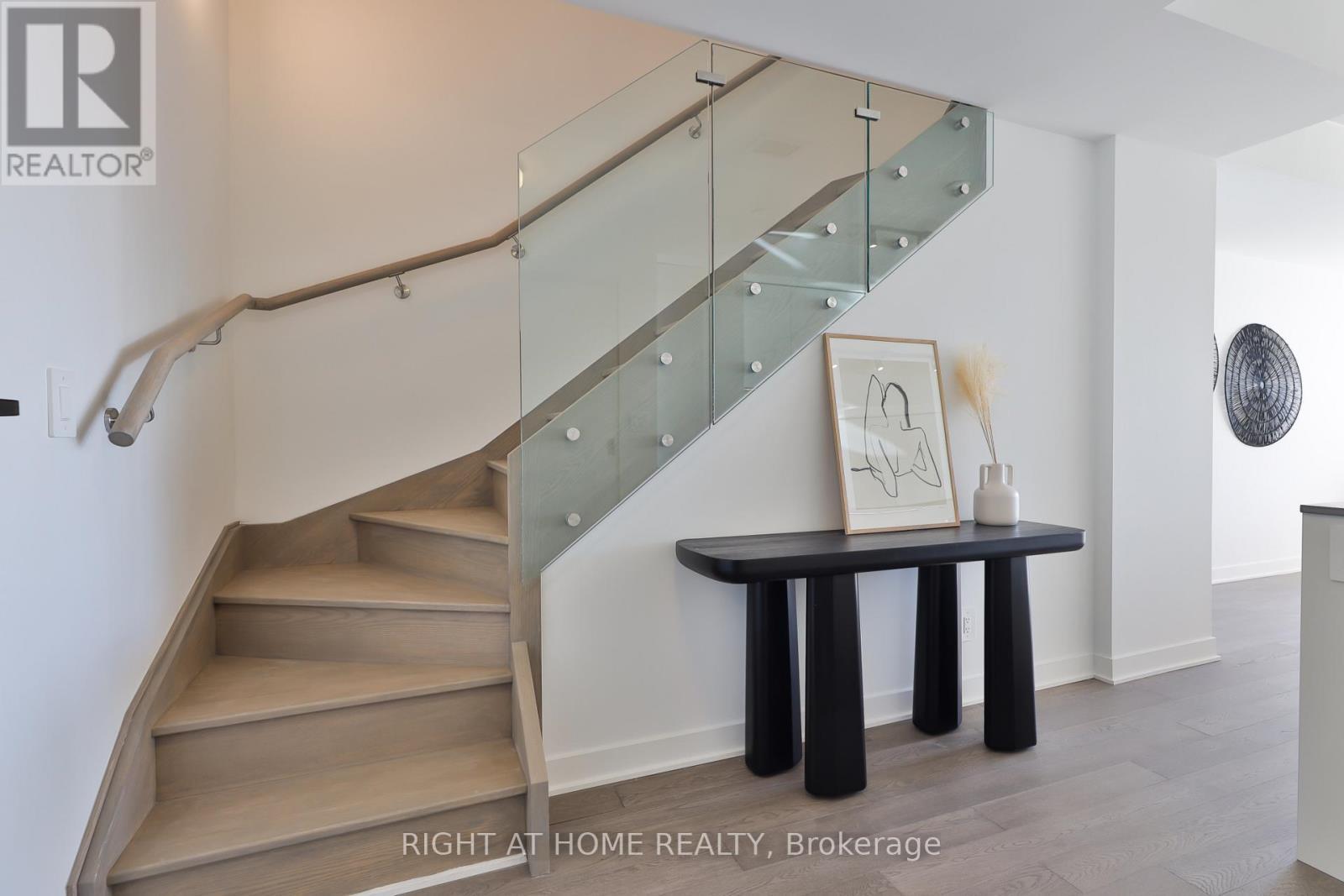 












604 - 2720 DUNDAS STREET W

,
Toronto (Junction Area),




Ontario
M6P0C3

