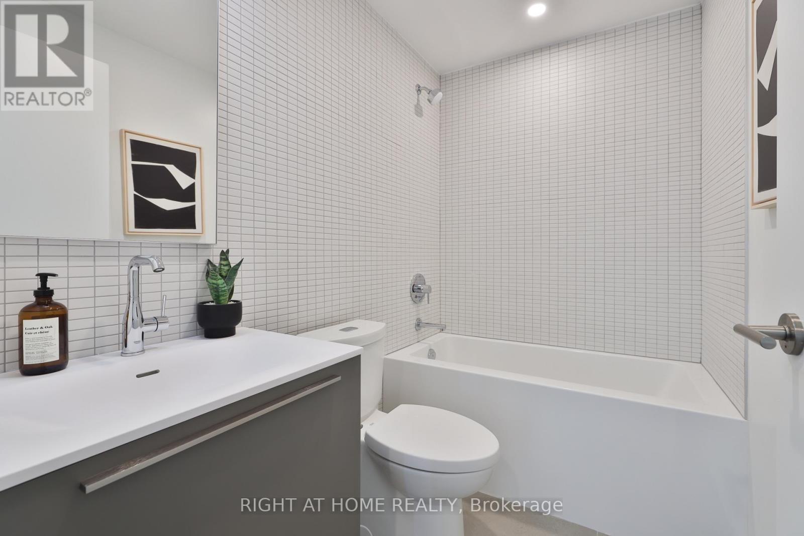 












604 - 2720 DUNDAS STREET W

,
Toronto (Junction Area),




Ontario
M6P0C3

