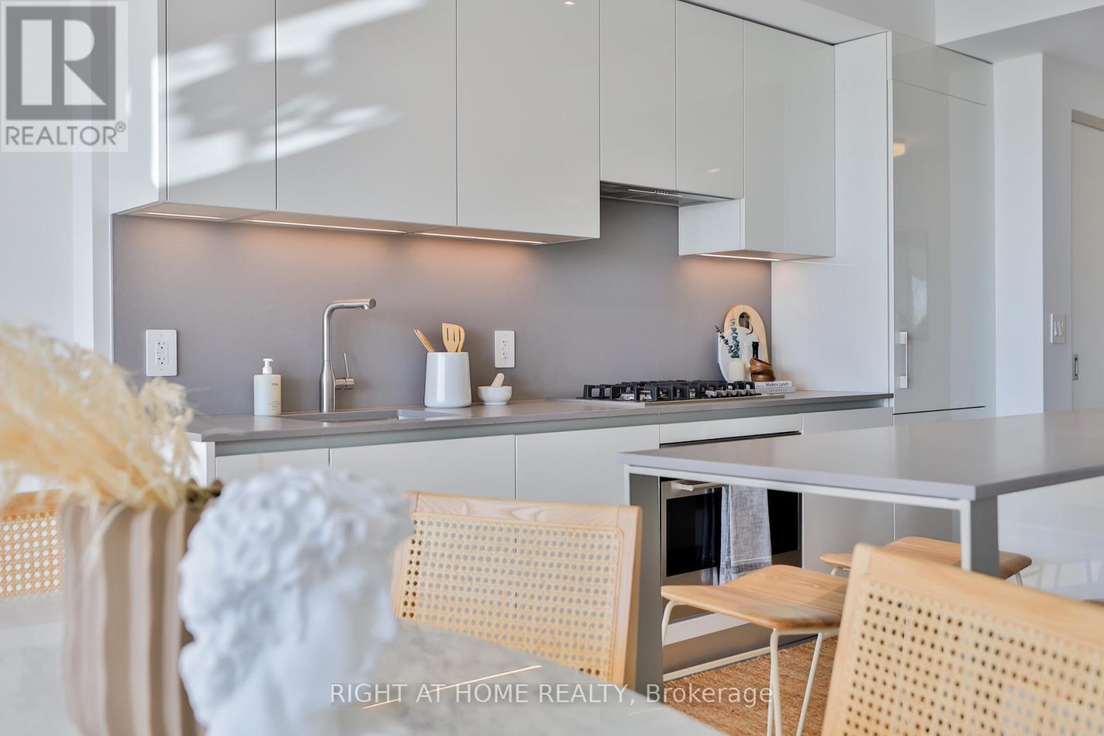 












604 - 2720 DUNDAS STREET W

,
Toronto (Junction Area),




Ontario
M6P0C3

