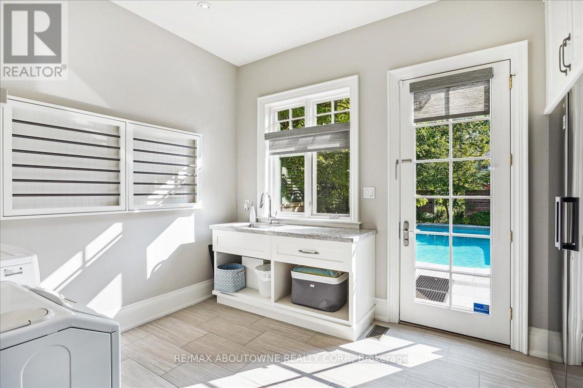 












280 BALSAM DRIVE

,
Oakville (1013 - OO Old Oakville),




Ontario
L6J3X6

