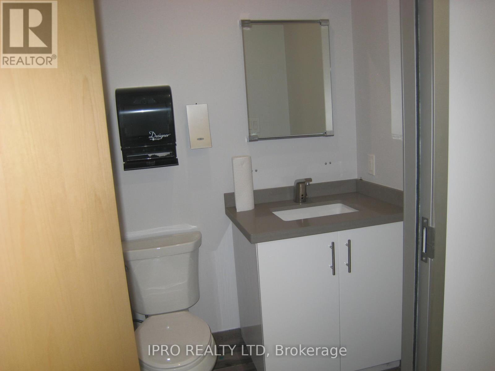 












6 - 217 SPEERS ROAD

,
Oakville (QE Queen Elizabeth),




Ontario
L6K0J3

