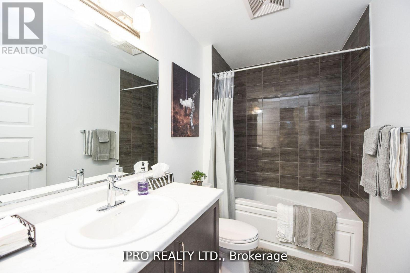 












004 - 95 DUNDAS ST W STREET

,
Oakville,




Ontario
L6M5N4


