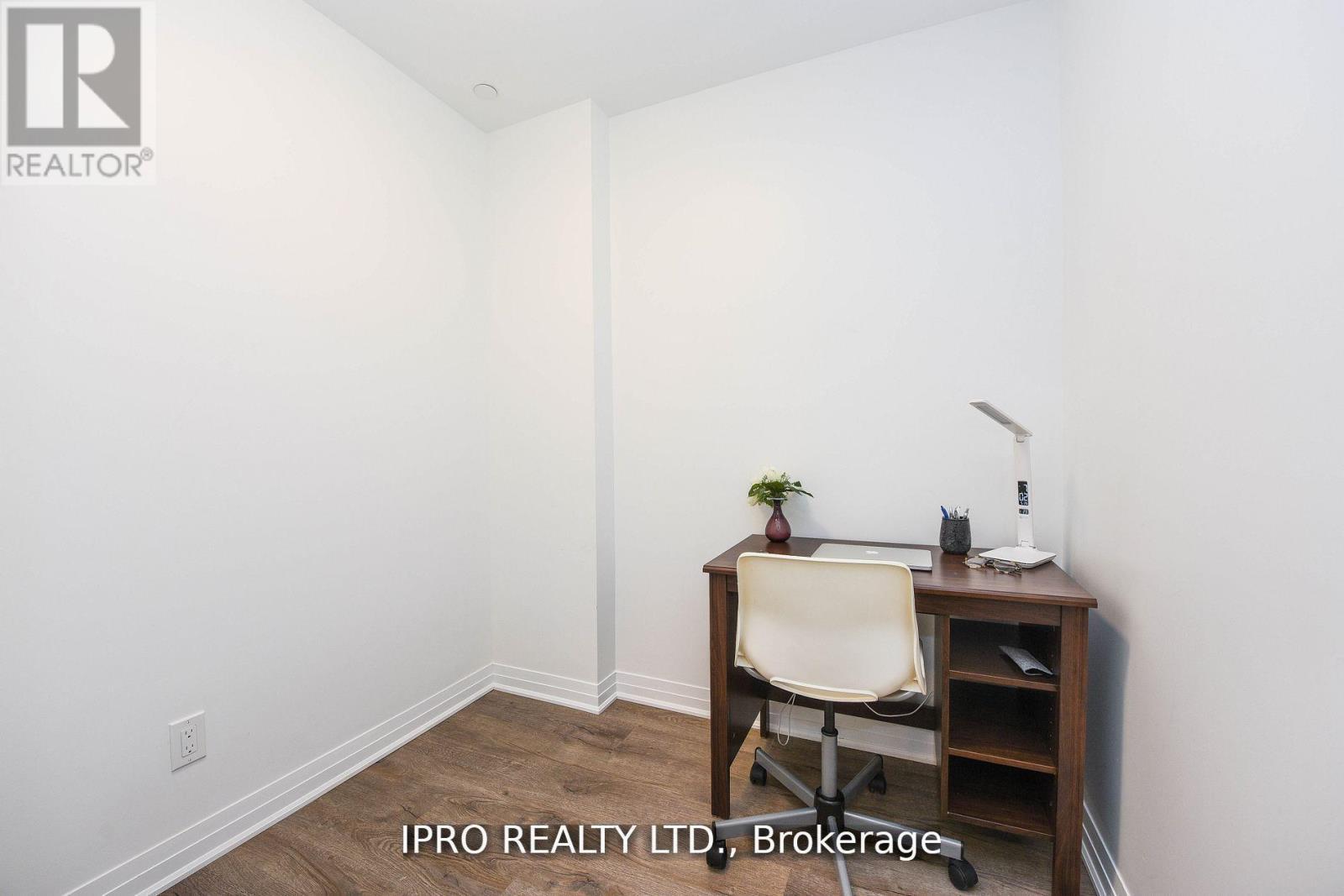 












004 - 95 DUNDAS ST W STREET

,
Oakville,




Ontario
L6M5N4

