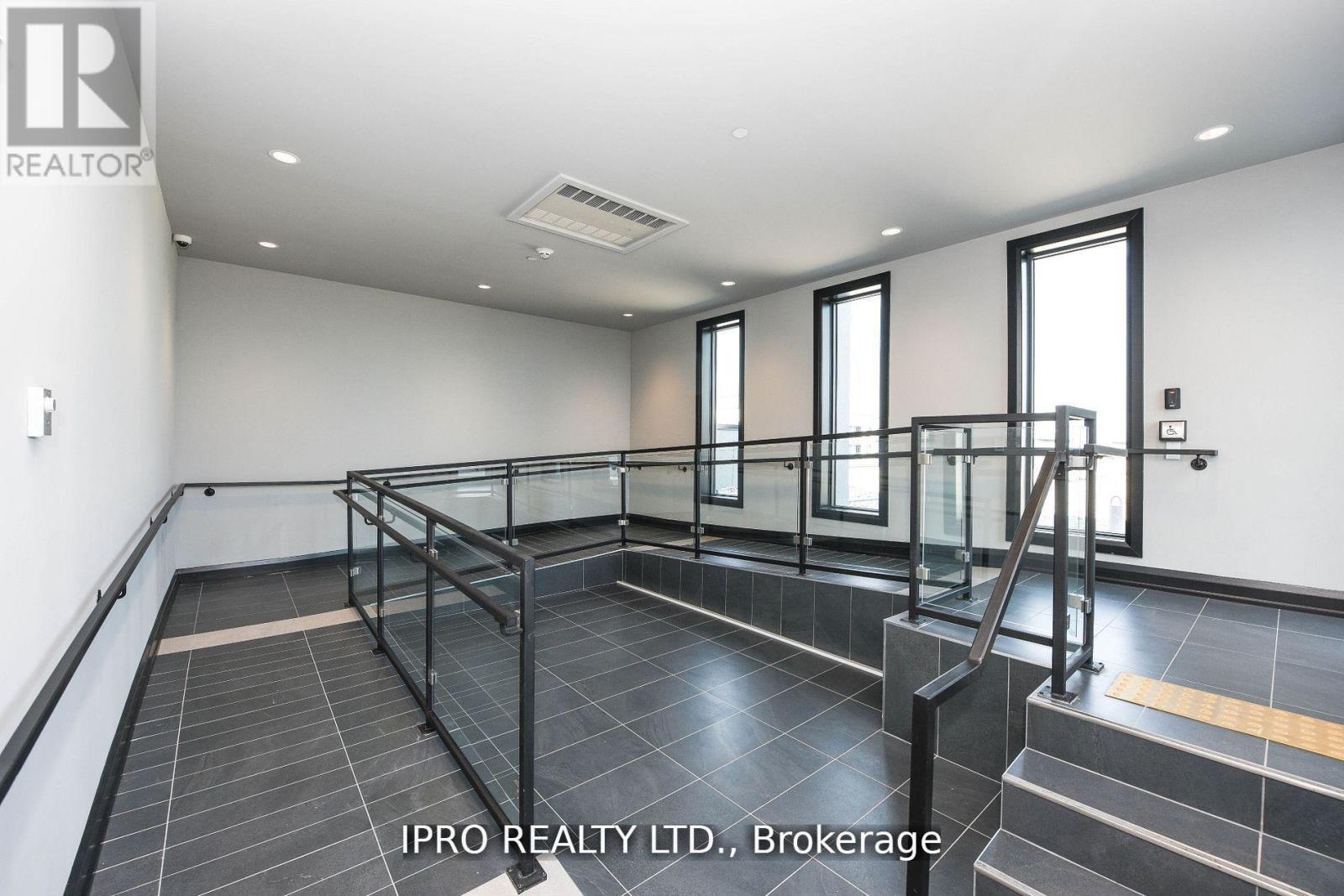 












004 - 95 DUNDAS ST W STREET

,
Oakville,




Ontario
L6M5N4

