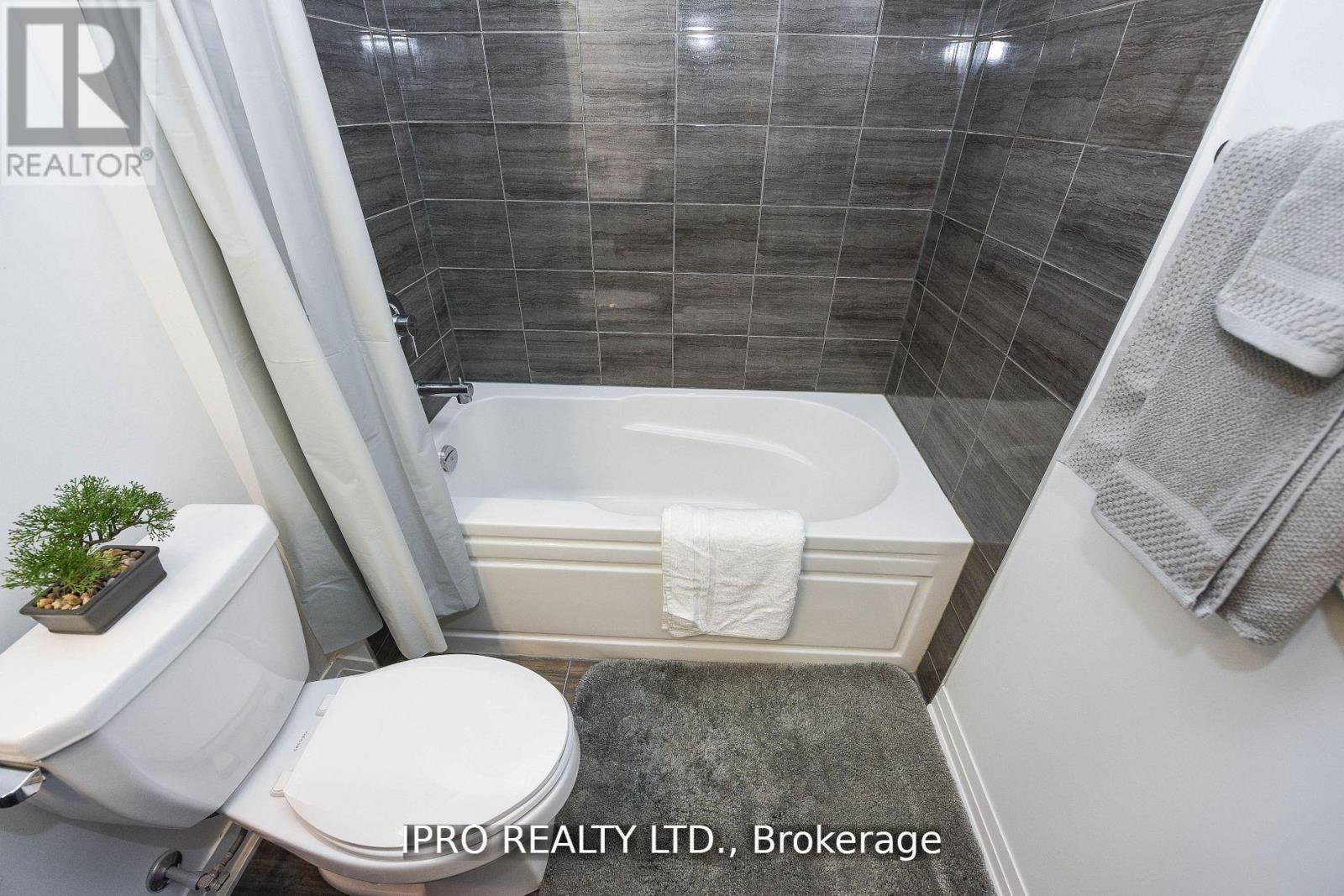 












004 - 95 DUNDAS ST W STREET

,
Oakville,




Ontario
L6M5N4

