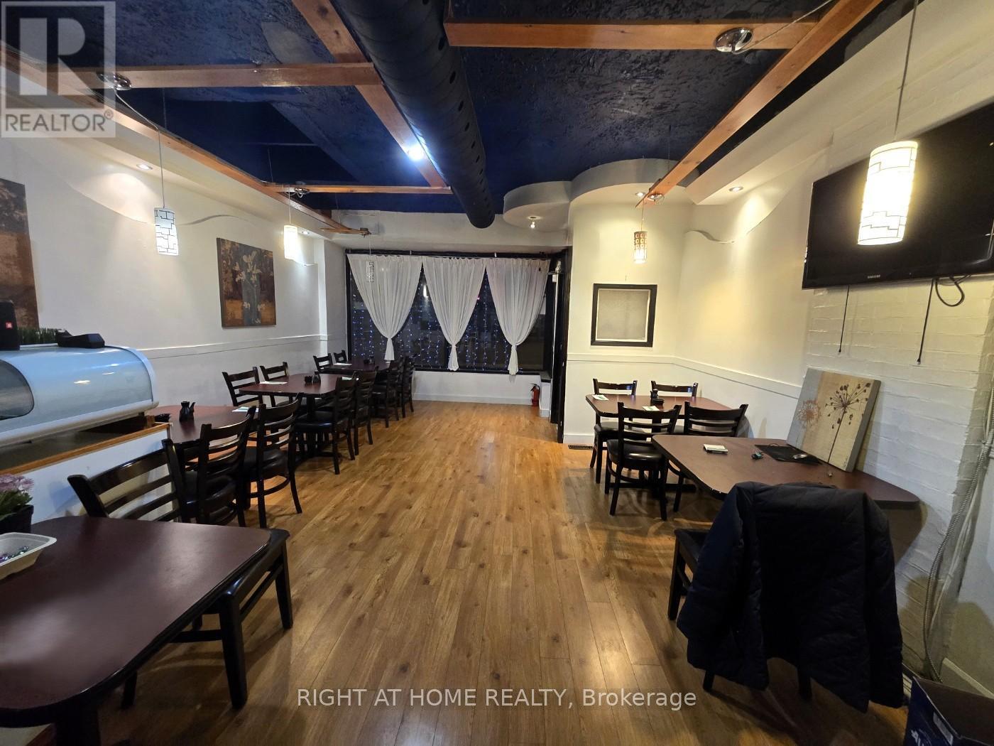 












170 THE QUEENSWAY WAY

,
Toronto (Stonegate-Queensway),




Ontario
M8Y1J3

