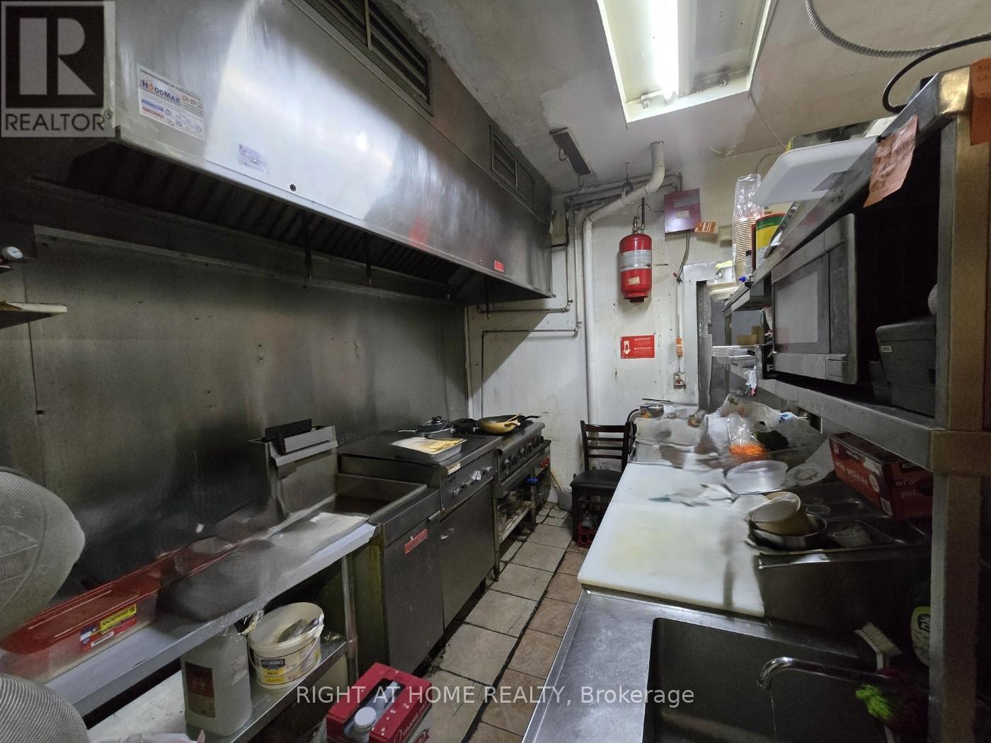 












170 THE QUEENSWAY WAY

,
Toronto (Stonegate-Queensway),




Ontario
M8Y1J3

