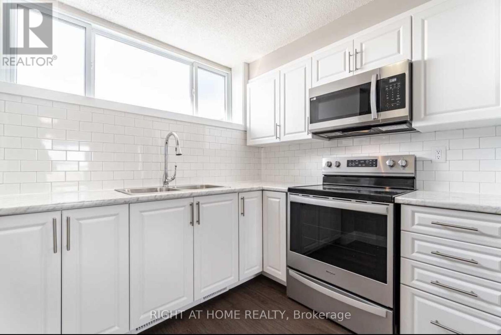 












621 - 4673 JANE STREET

,
Toronto (Black Creek),




Ontario
M3N2L1

