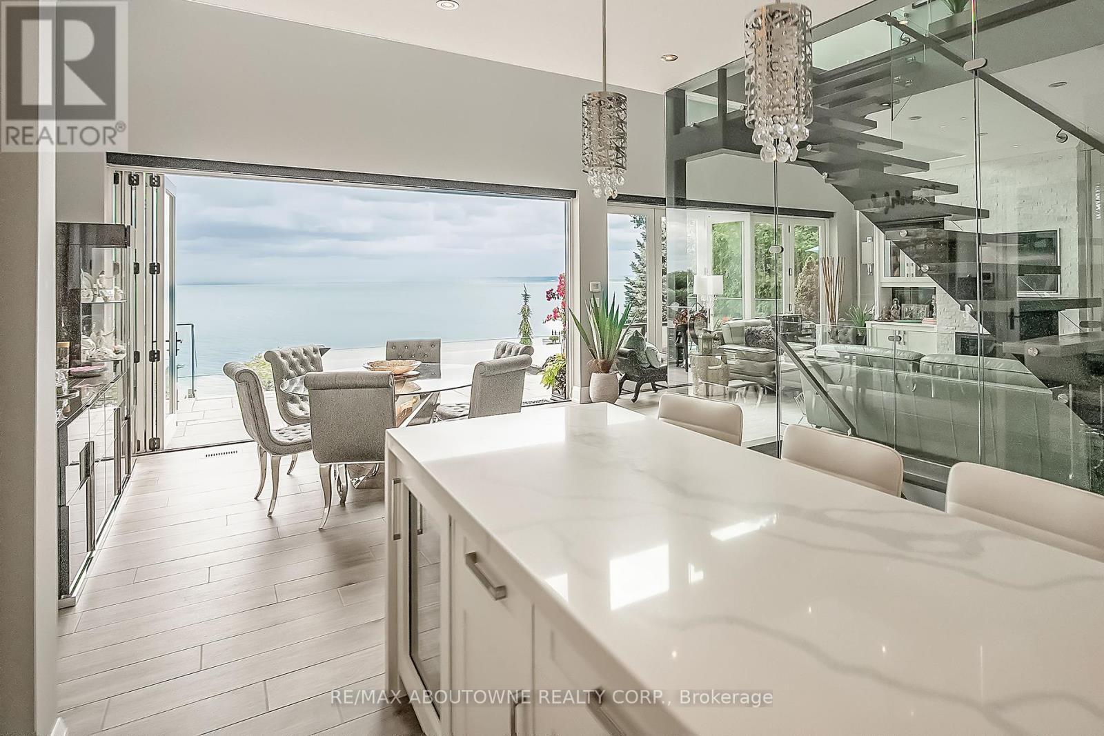 












3188 LAKESHORE ROAD

,
Burlington (Roseland),




Ontario
L7N1A4

