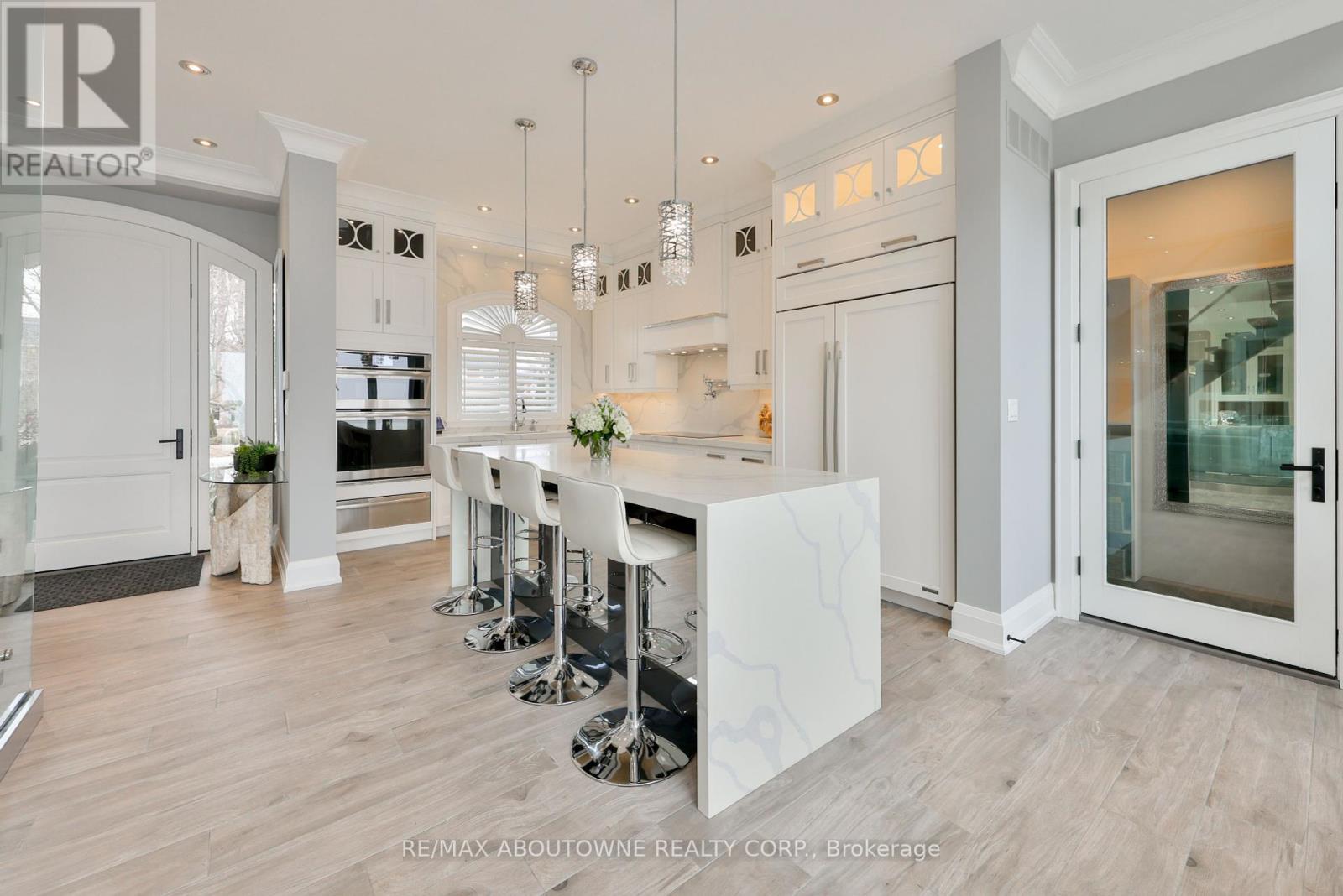 












3188 LAKESHORE ROAD

,
Burlington (Roseland),




Ontario
L7N1A4

