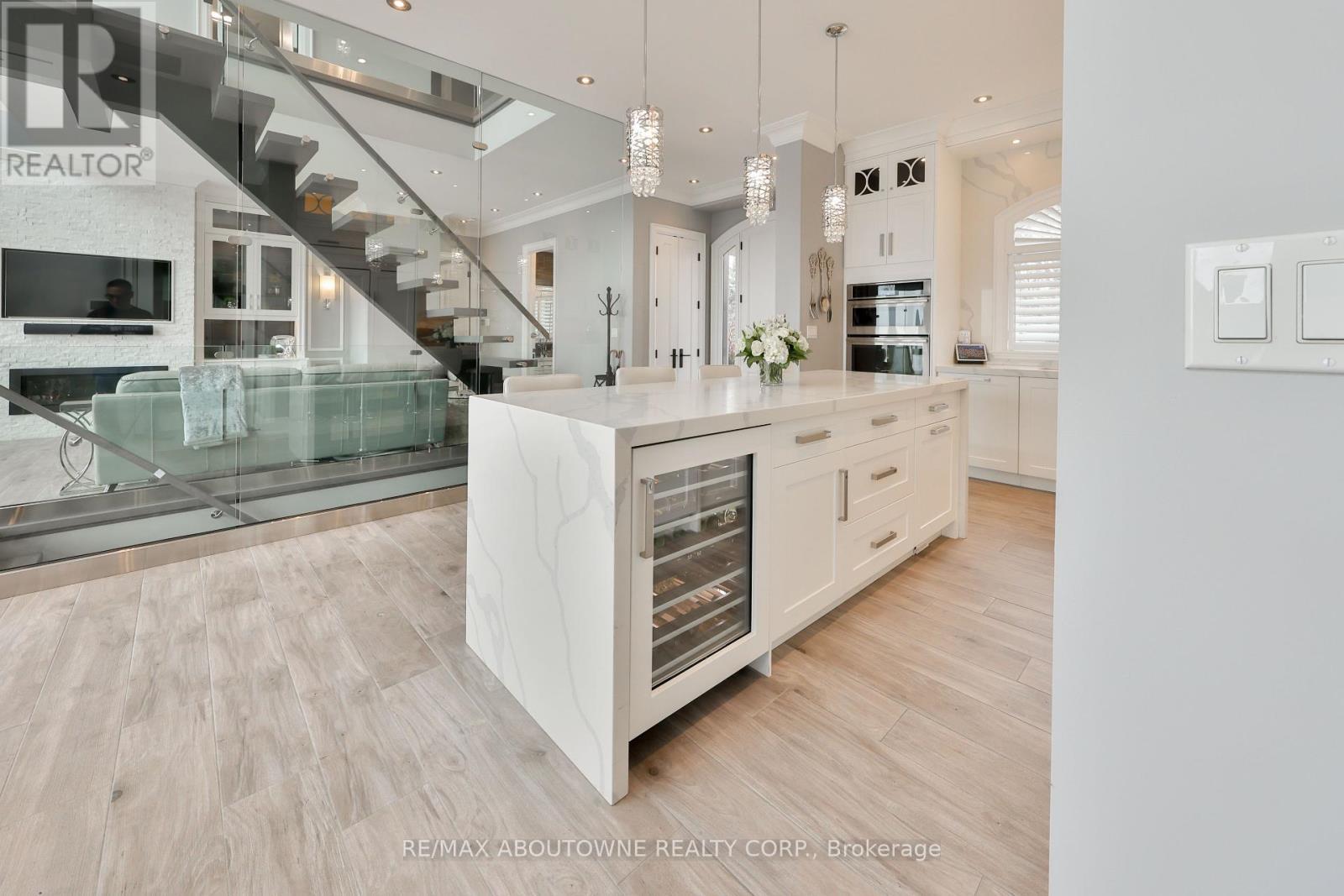 












3188 LAKESHORE ROAD

,
Burlington (Roseland),




Ontario
L7N1A4

