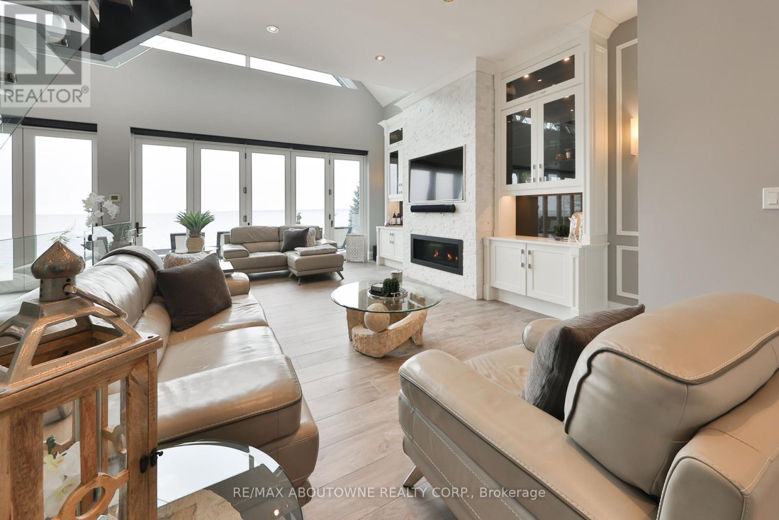 












3188 LAKESHORE ROAD

,
Burlington (Roseland),




Ontario
L7N1A4

